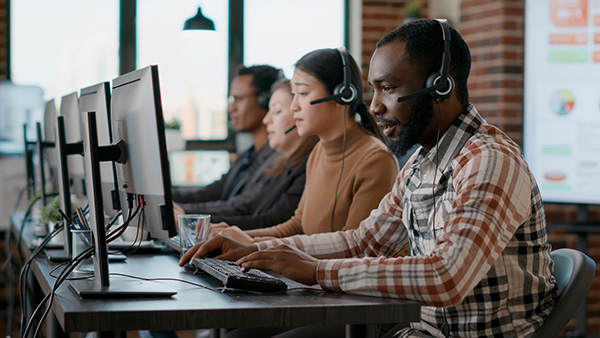 Contact center team using cloud communications